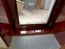 Установка кухонного окна Veka c ламинацией, цвет махагон
